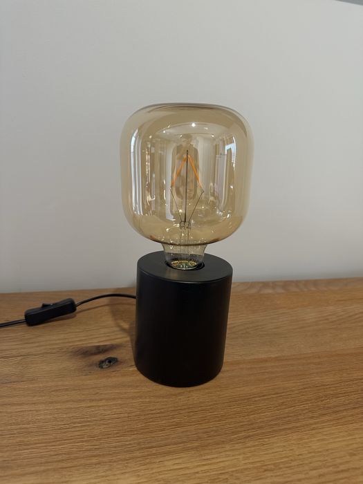 Stylowa lampa z dużą żarówką