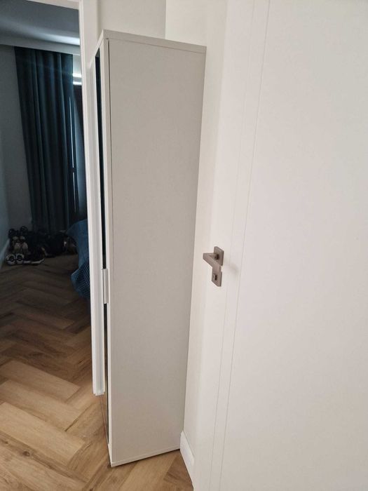 Szafa z dużym lustrem