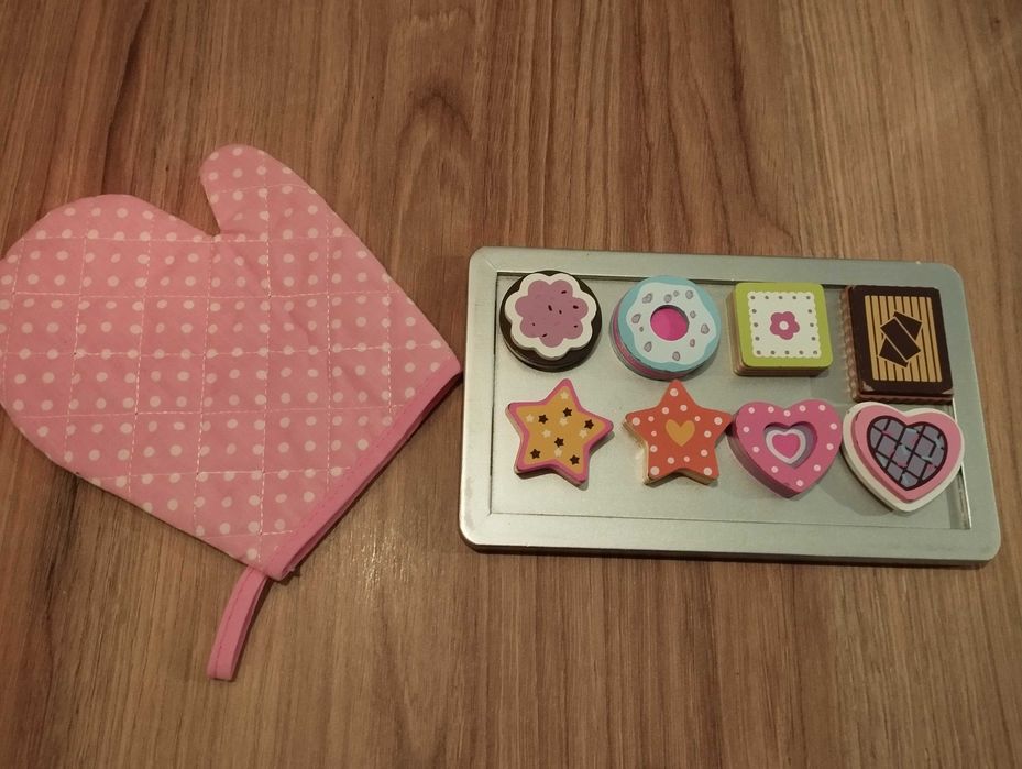 Dwa zestawy kuchenne, drewniane kolorowe ciasteczka, owoce do krojenia