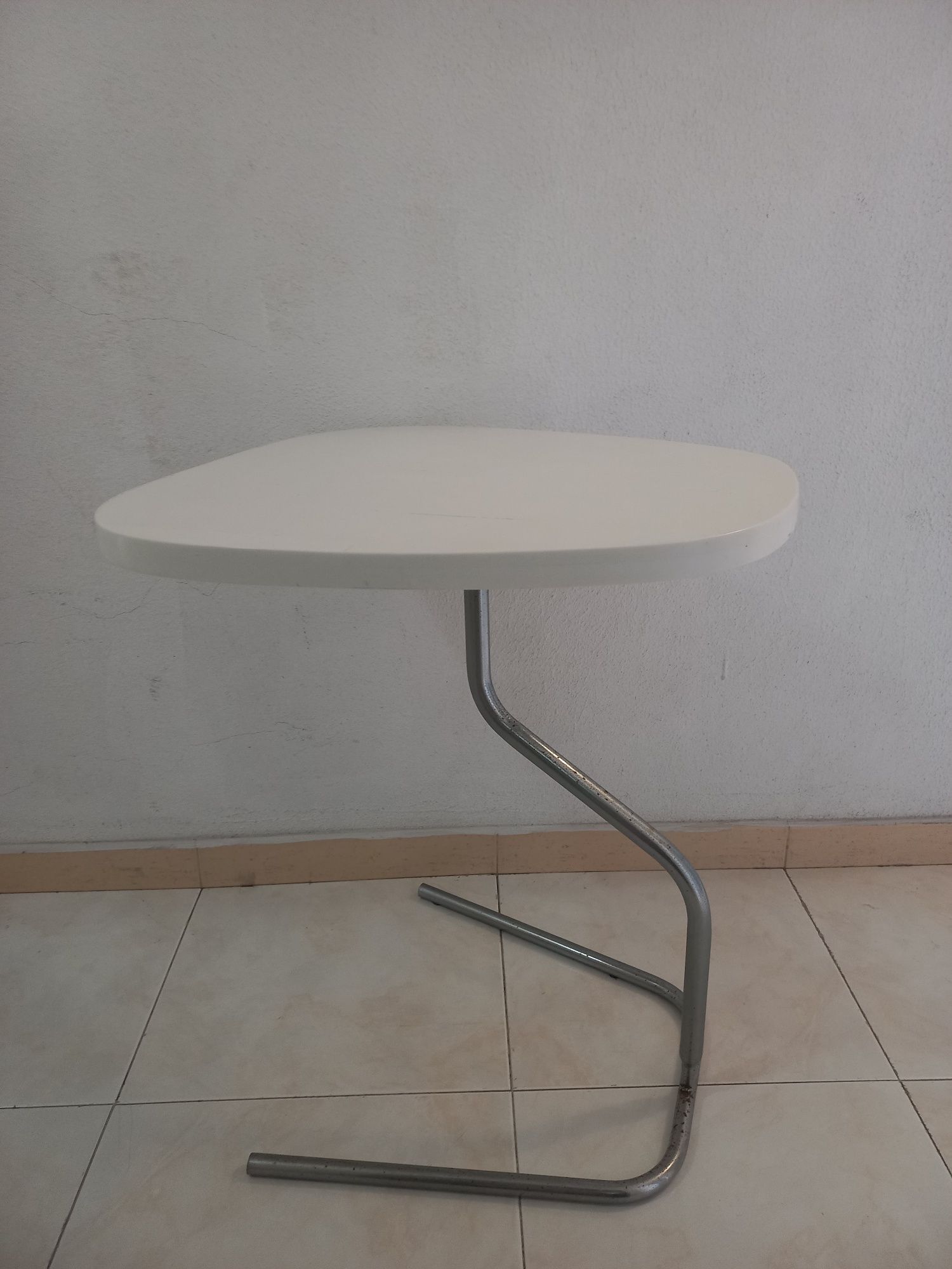 Mesa de apoio com pes de ferro