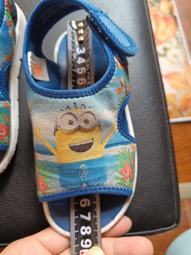 Kapcie do przedszkola sandały materiałowe hm h&m Minionki 28