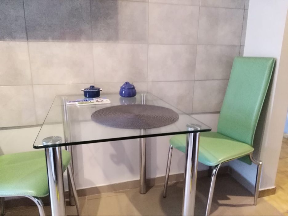 Stół szklany z krzesłami