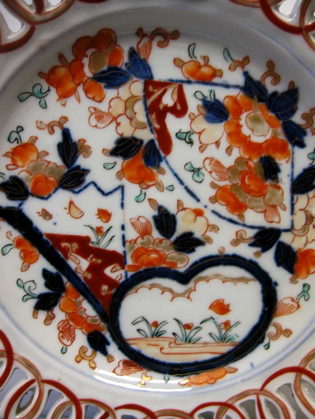 antigo prato asiático do japão em porcelana pintada à mão