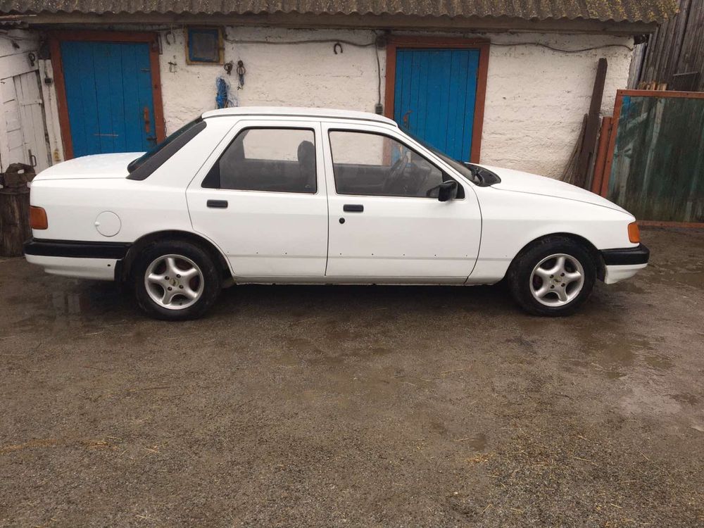 Продам машину Ford Sierra 1.6 в хорошому стані