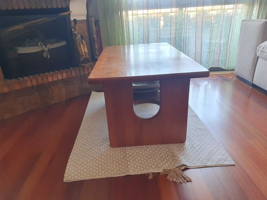 Mesa de sentro de madeira