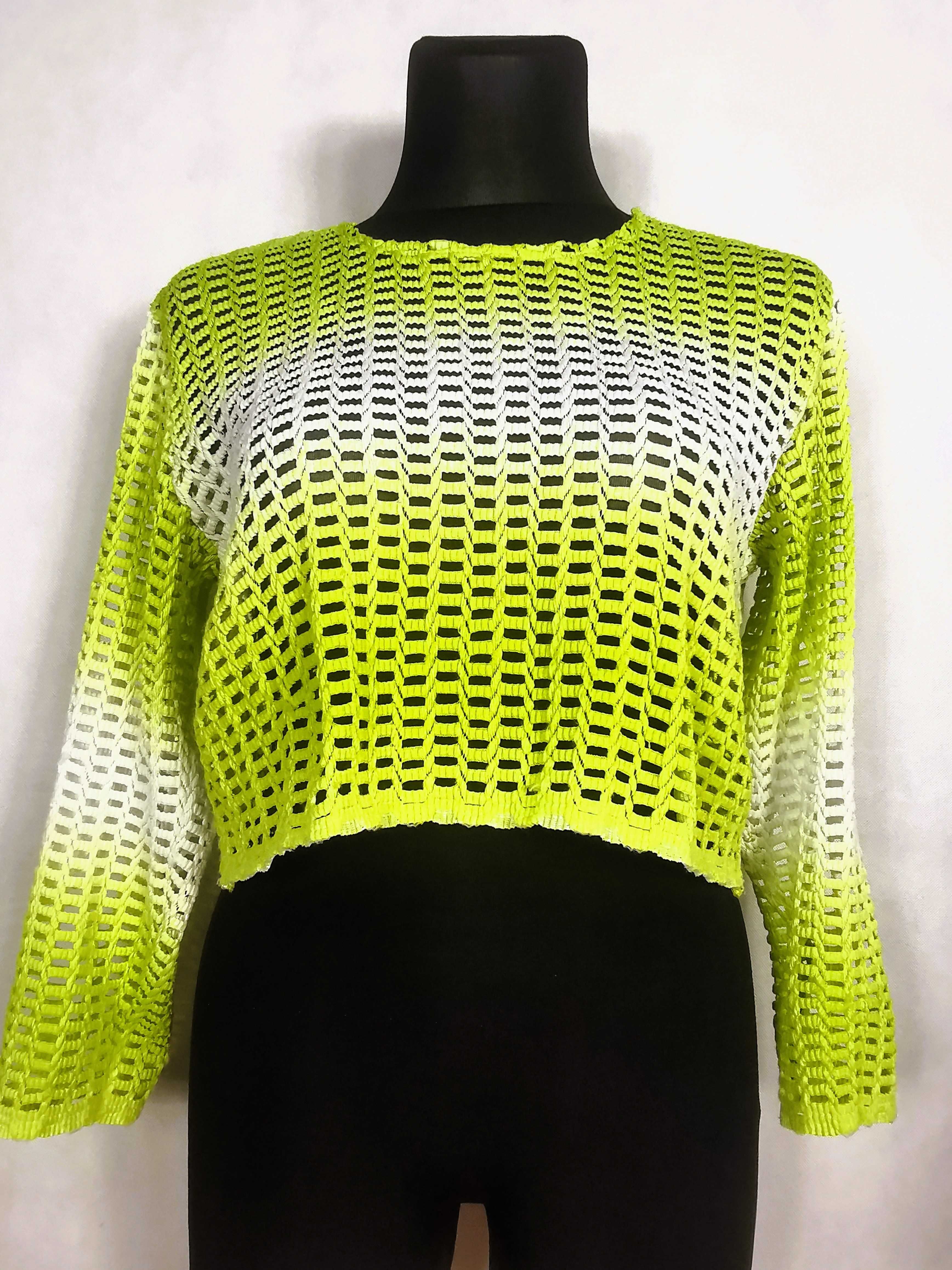 Sweter z dziurami