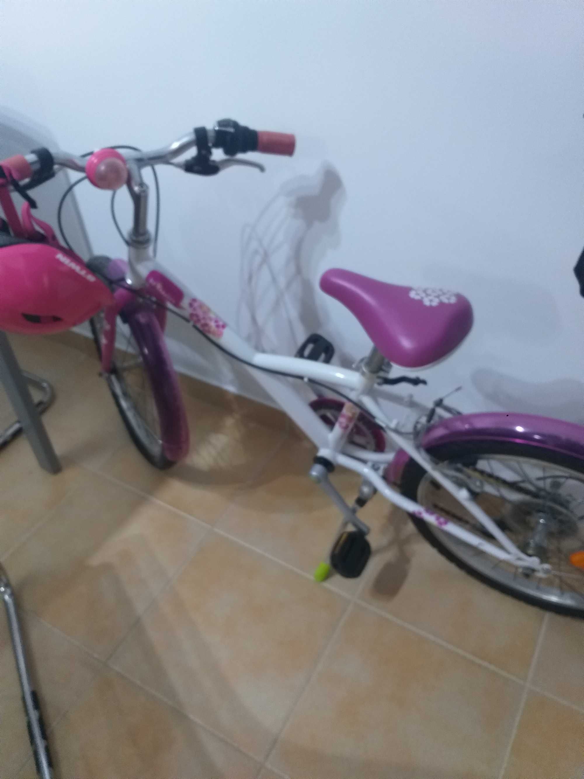 Bicicleta de menina em ótimo estado com oferta do capacete