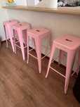 Conjunto com 4 Bancos Altos de Metal na cor Rosa