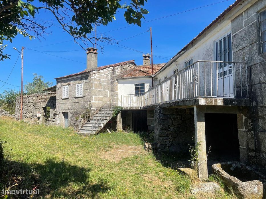 Uma quinta com uma casa que necessita de restauro, situada num terreno