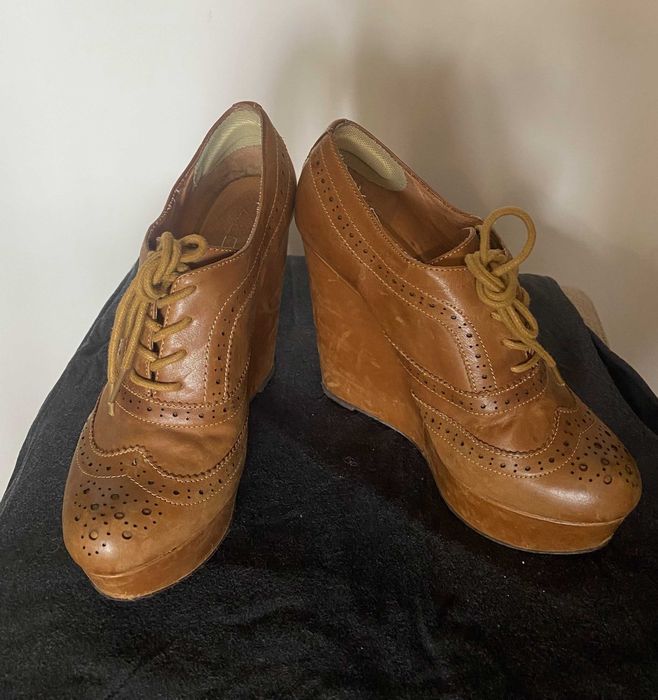 Sapatos em pele de cunha marca Aldo