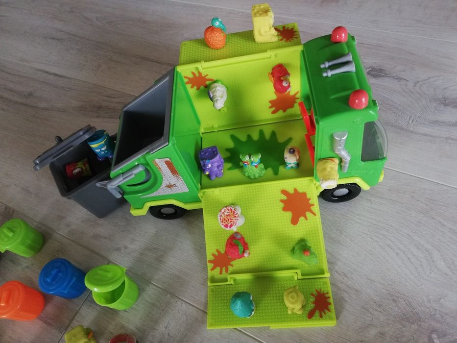 Śmieciarka ze smieciakami