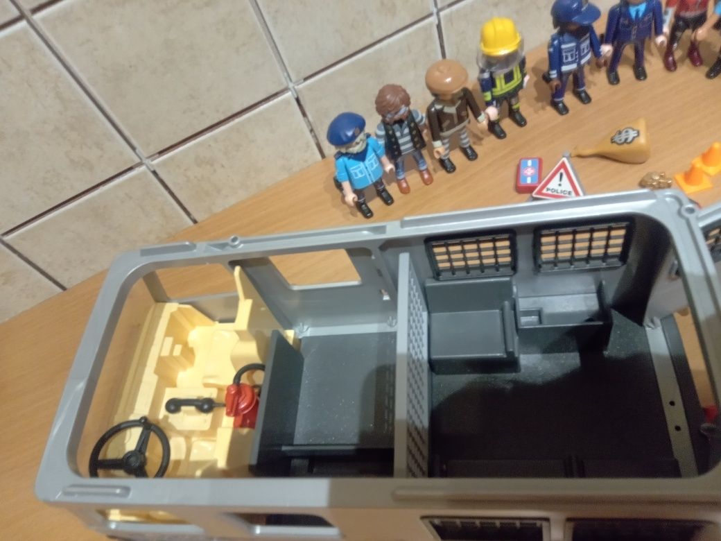 Radiowóz policyjny Playmobil i ludziki