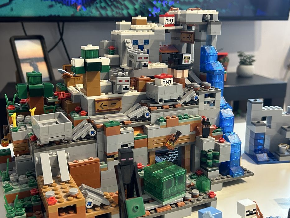 Lego Minecraft 21137 oraz 21136