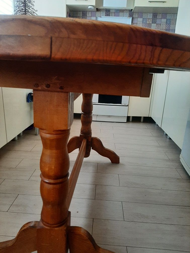 Столовий дерев'яний стіл