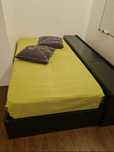 Vendo cama solteiro lacada a preto com estrado e colchão.