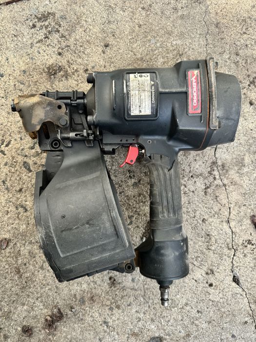 Цвяхозабивний пістолет, нейлер.