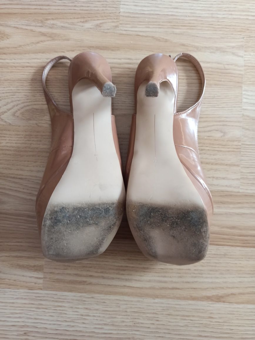 Piękne beżowe buty na koturnie z wysokim obcasem Stradivarius