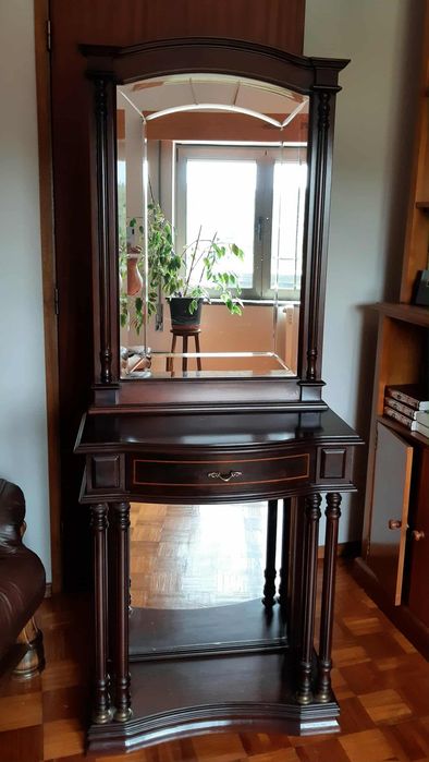 Móvel de entrada com espelho.