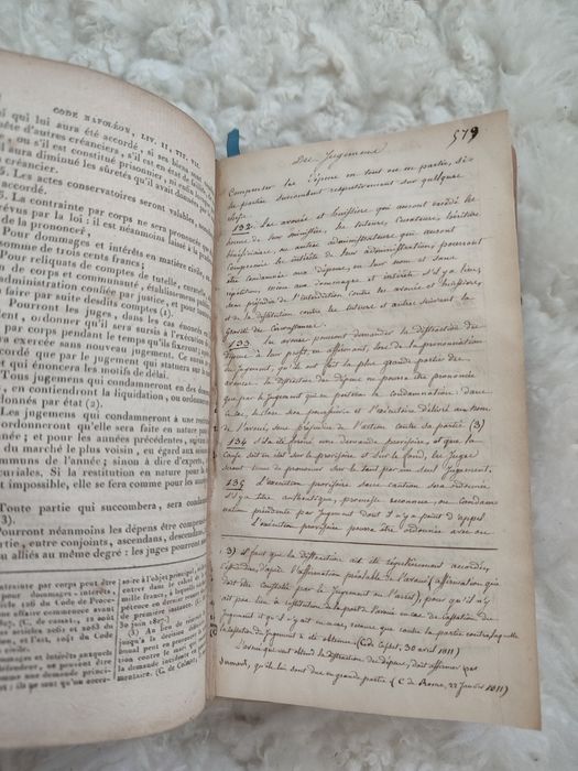 Старовинна книга збірник законів Франції та ікона Божої матері з дитин