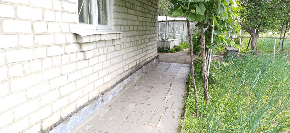 Терміново продам цегляний дачний будинок з гаражем і садом