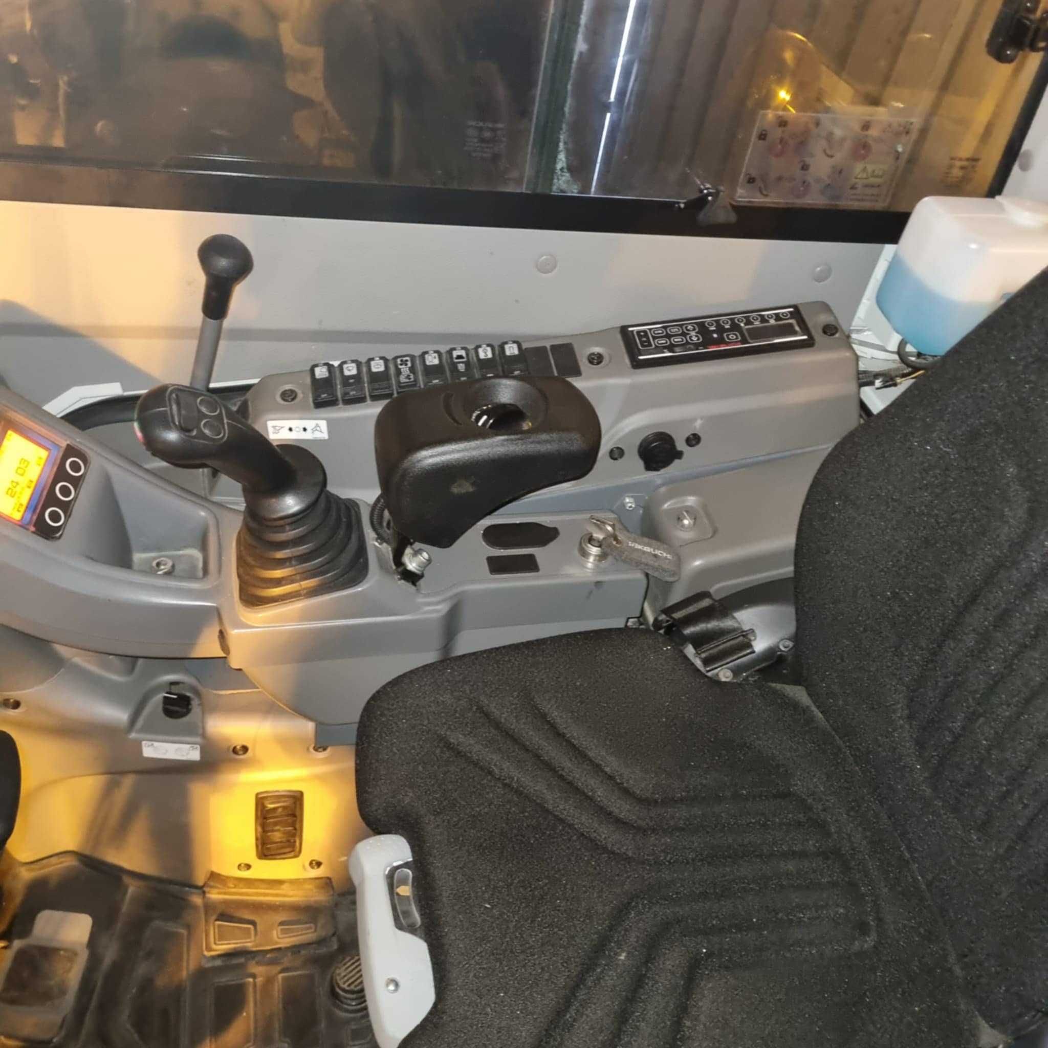 Minikoparka Takeuchi TB325 V3 Powertilt + HS03 duży zestaw łyżek,młot