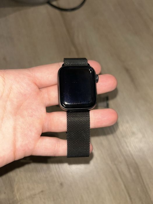 - Apple Watch Series 5, 40 mm, GPS + Cellular Stainless Steel Silver