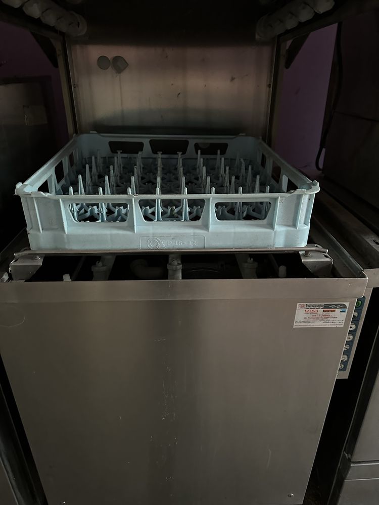 Професійна посудомийна машина Winterhalter GS 42
