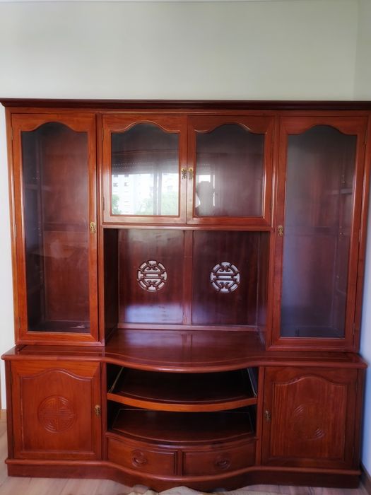 Estante em madeira com vitrines