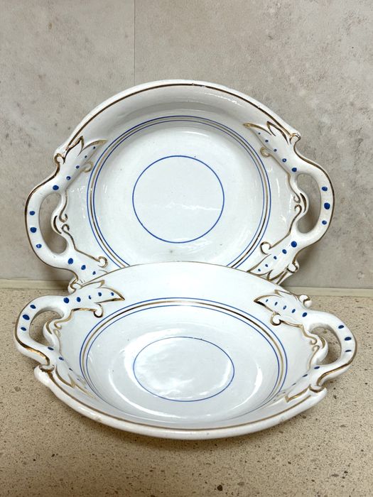 Lindo conjunto de antiga molheira e taças em porcelana Alcântara