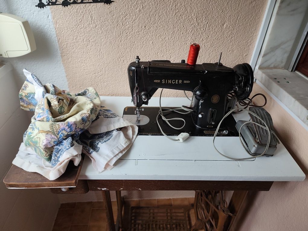Máquina de costura Singer, mesa em ferro