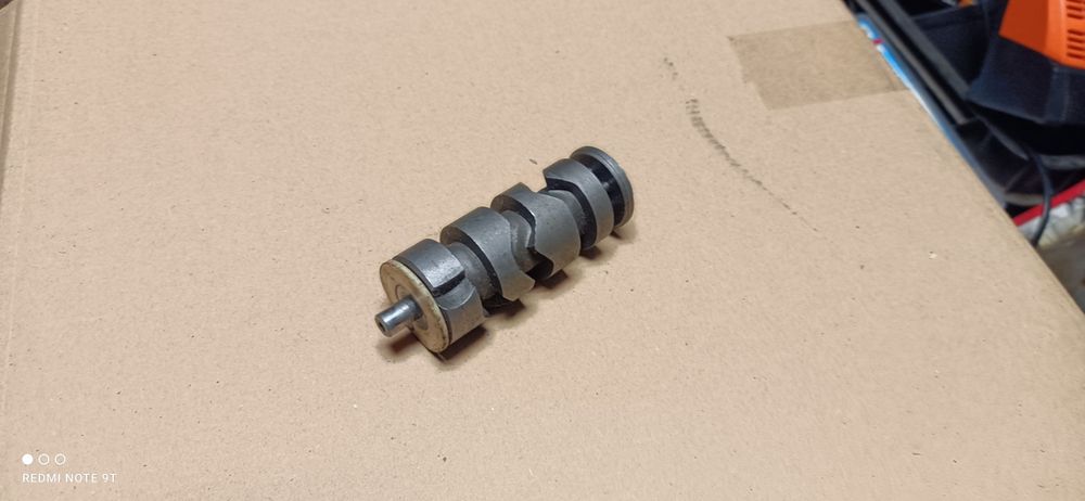 Wałek krzywkowy skrzyni MZ Etz 150 część silnika