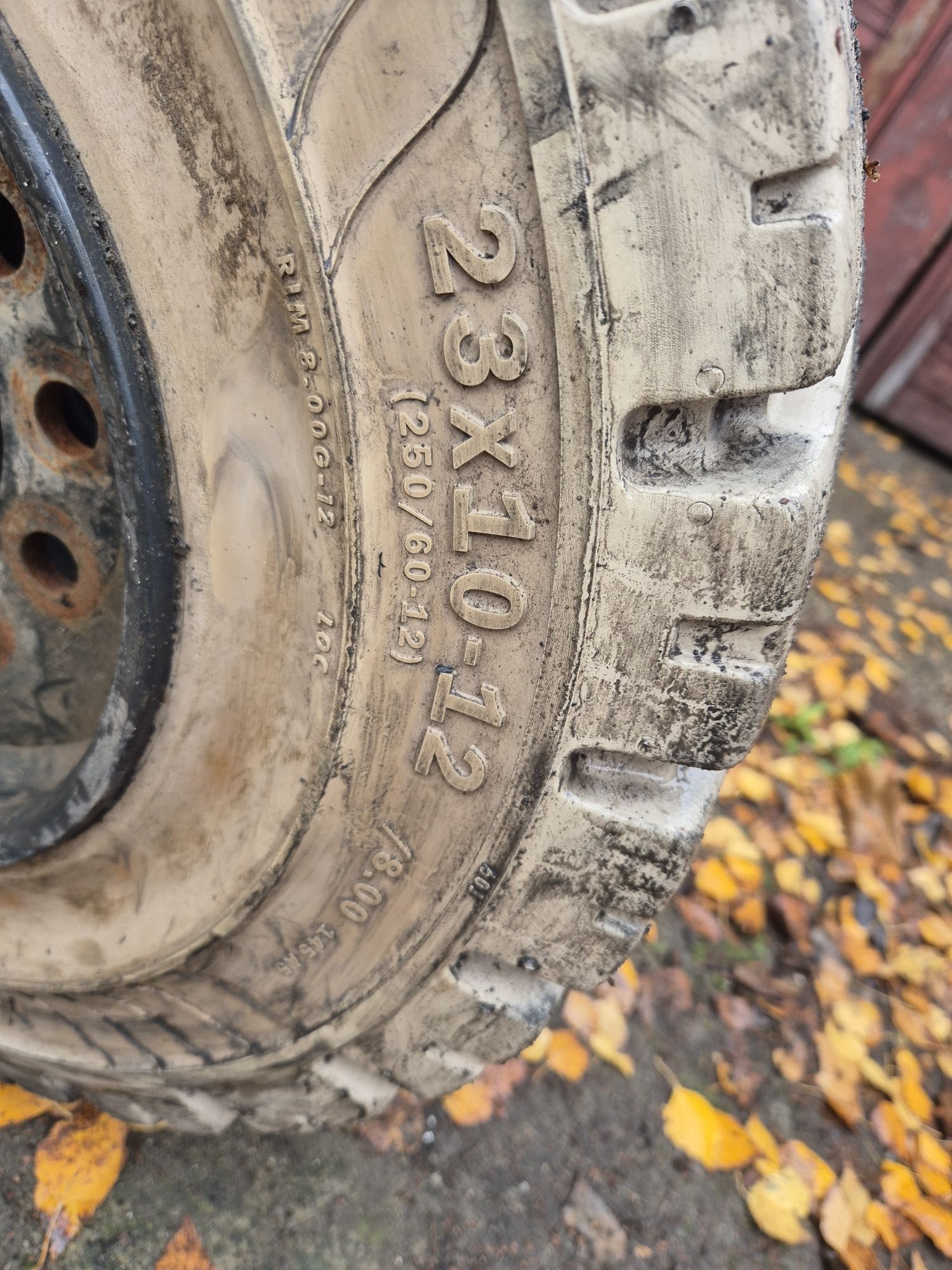 Opony pełne koła 23x10-12  (250/60-12)