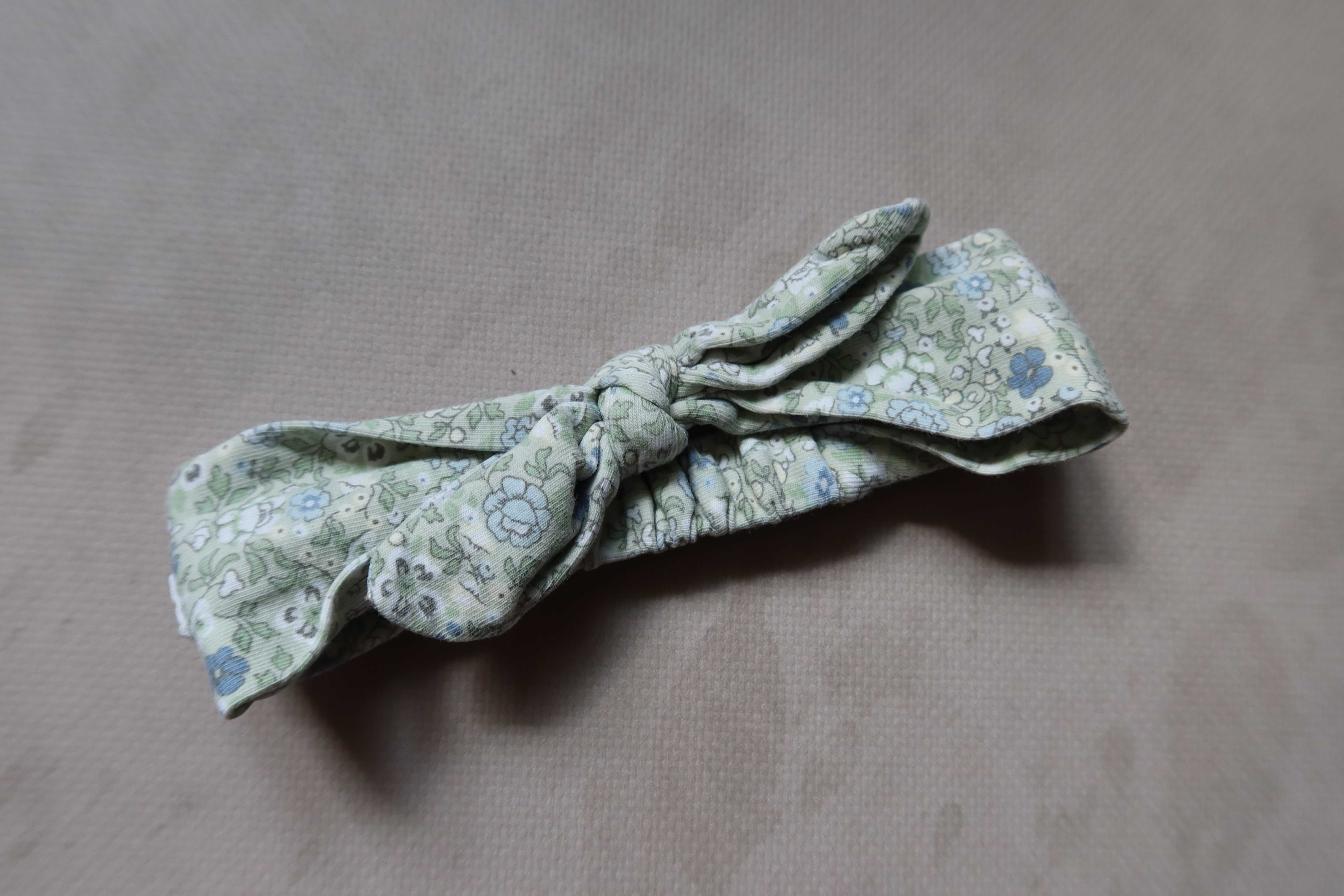 Opaska NEWBIE 31 cm kwiatki niebieskie zielone stara kolekcja