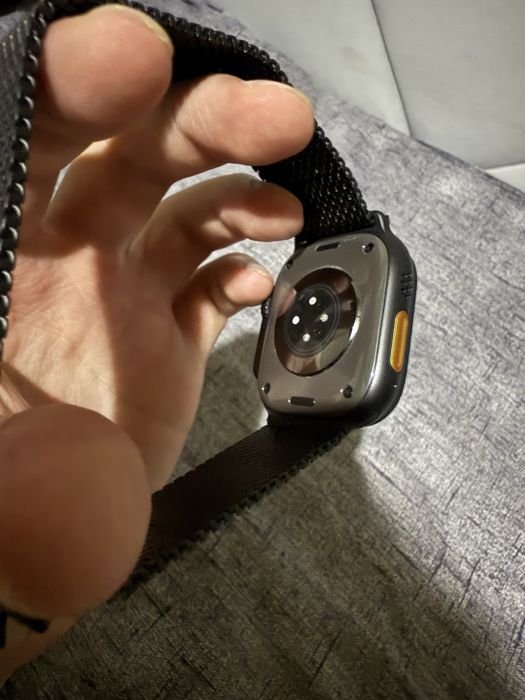 Apple Watch Ultra 2 • Black Titanium 49 мм • Milanese Loop