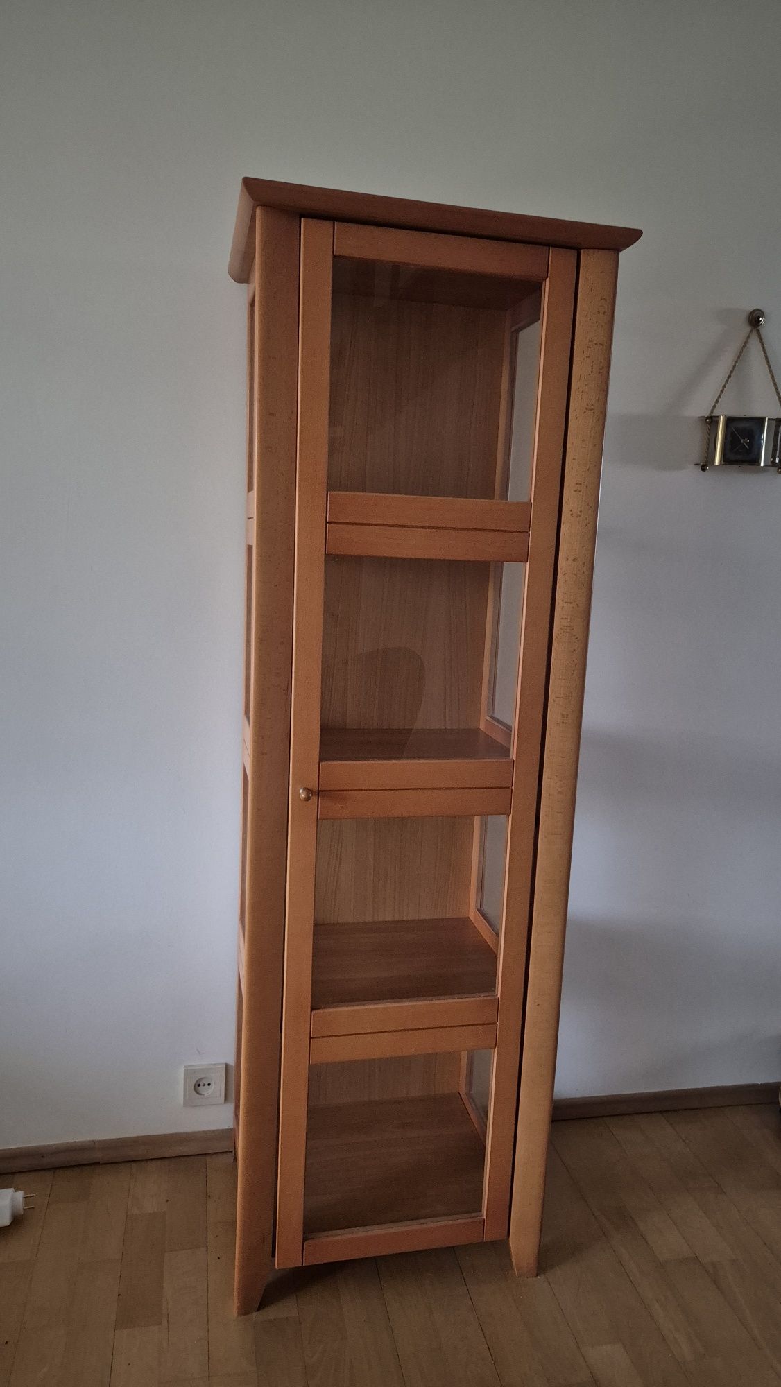 Witryna stojąca wąska