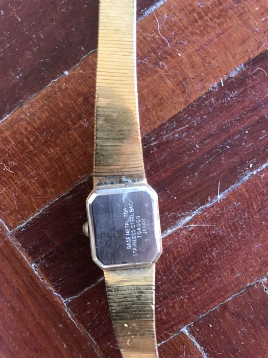 Relógio vintage dourado mulher
