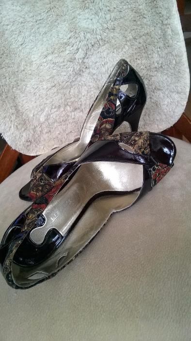 damskie buty typu "szpilki" z odkrytymi palcami