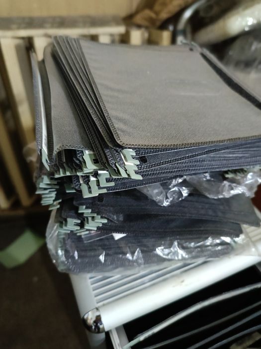 Aluminiowa szafka na płyty CD z systemem wiszących koszulek