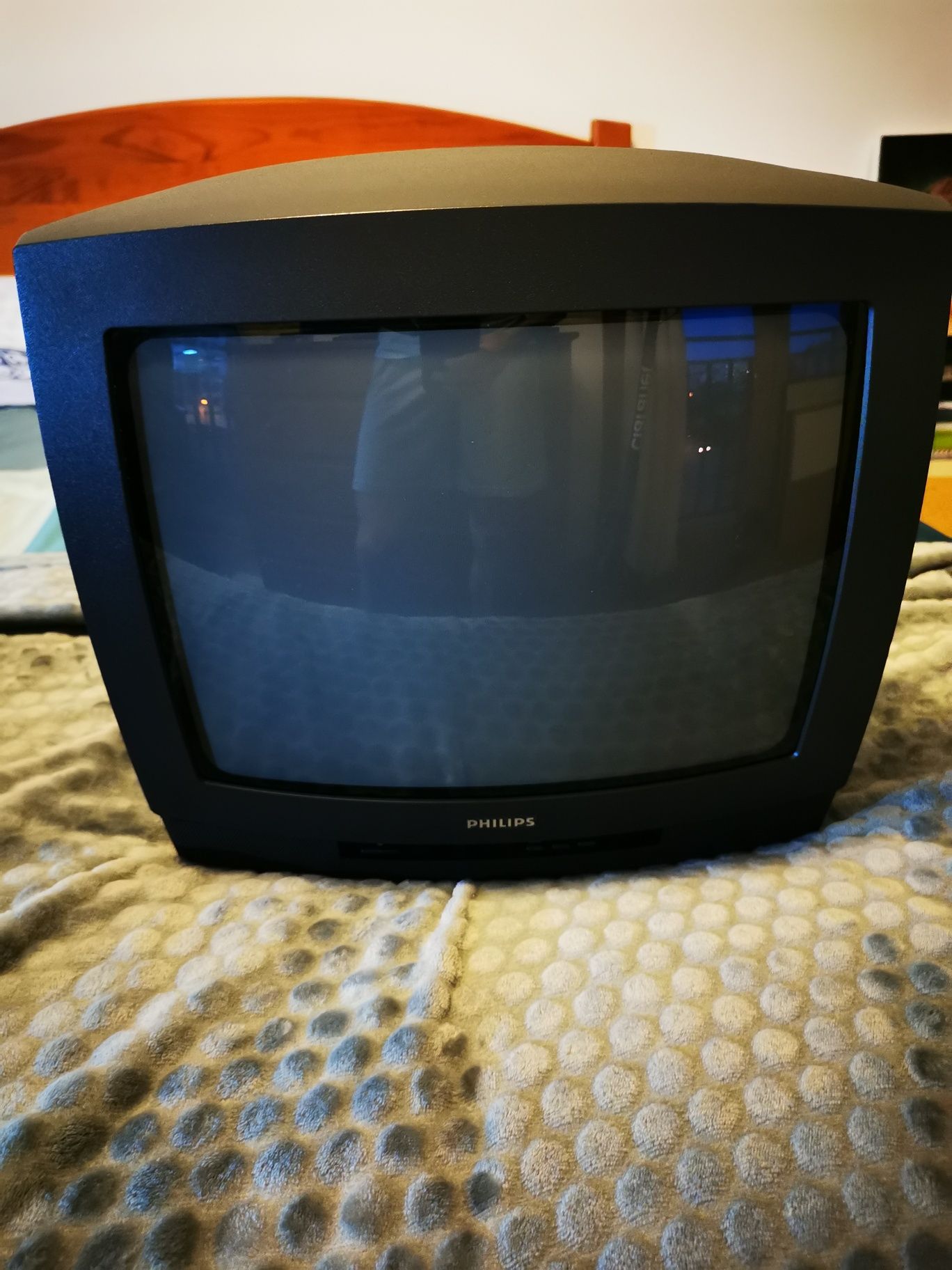 Televisão Philips a funcionar com comando