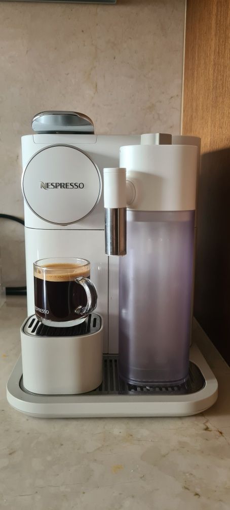 Máquina Nespresso Gran Lattissima DeLonghi