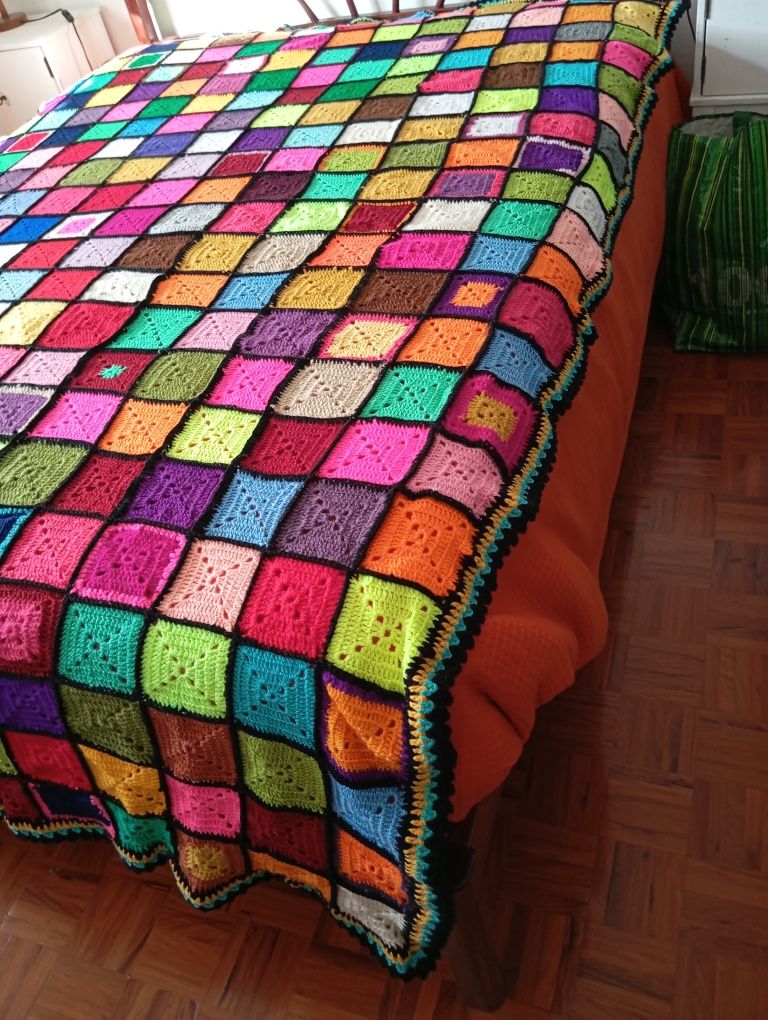 Colcha da avó acabada da fazer. Medidas 2,90 x 1,85. Para cama  indivi