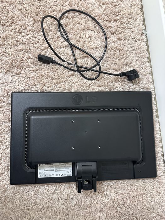 монитор LG Flatron W1941S.  Диагональ: 18,5 дюйма.