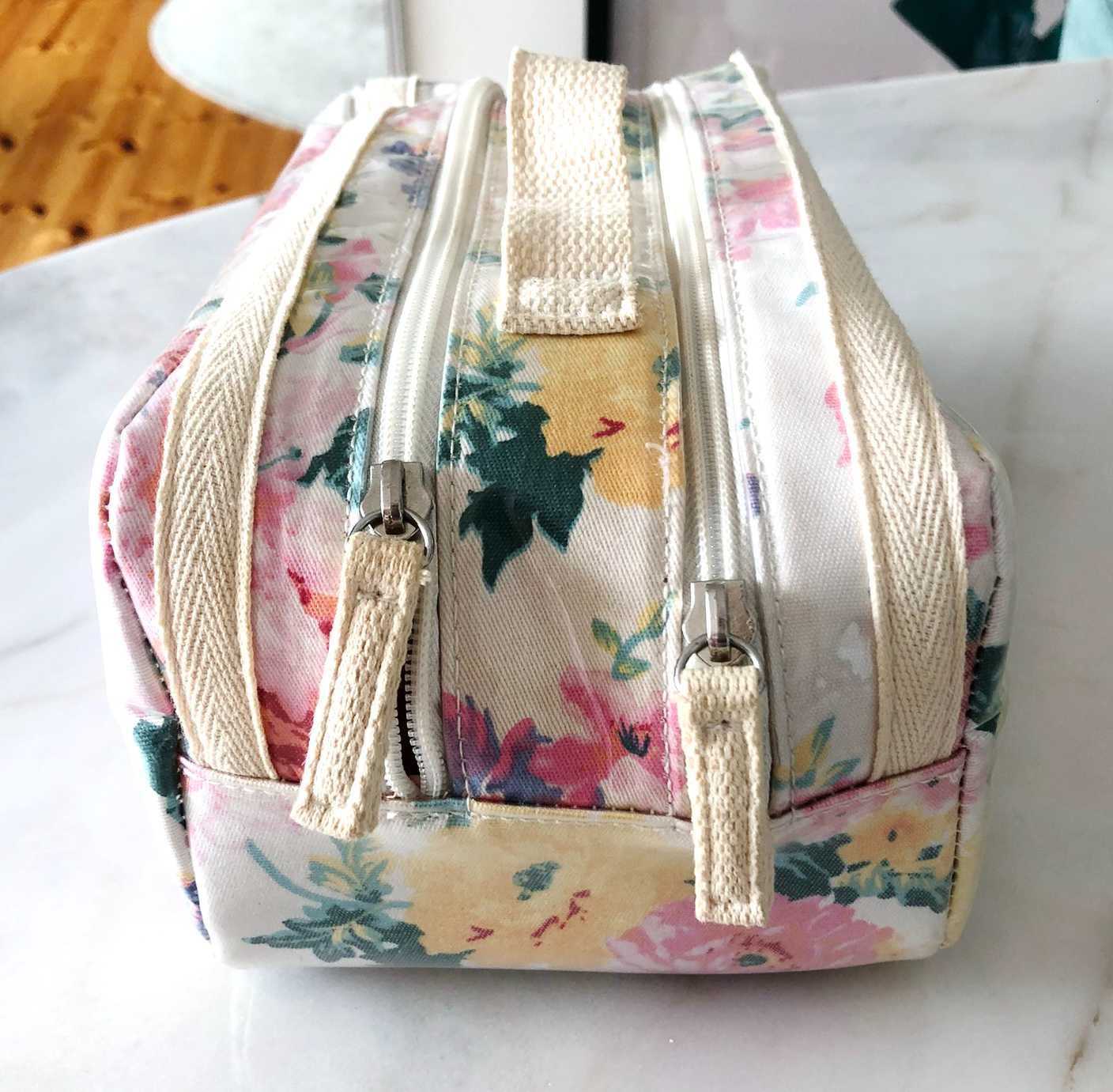 Necessaire estampada com tecido do impermeável da Oysho