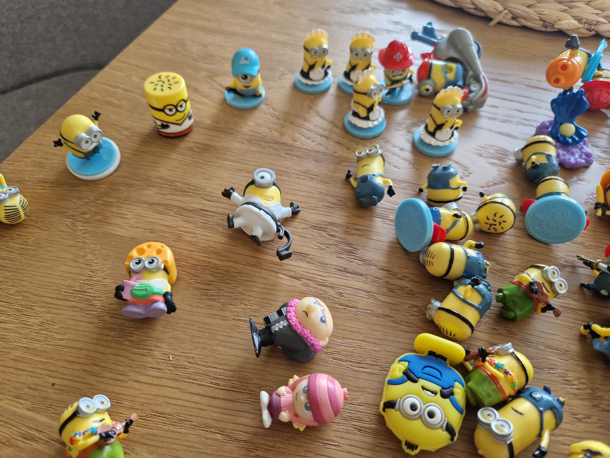 2 Zestawy minionków z 2 pojemnikami