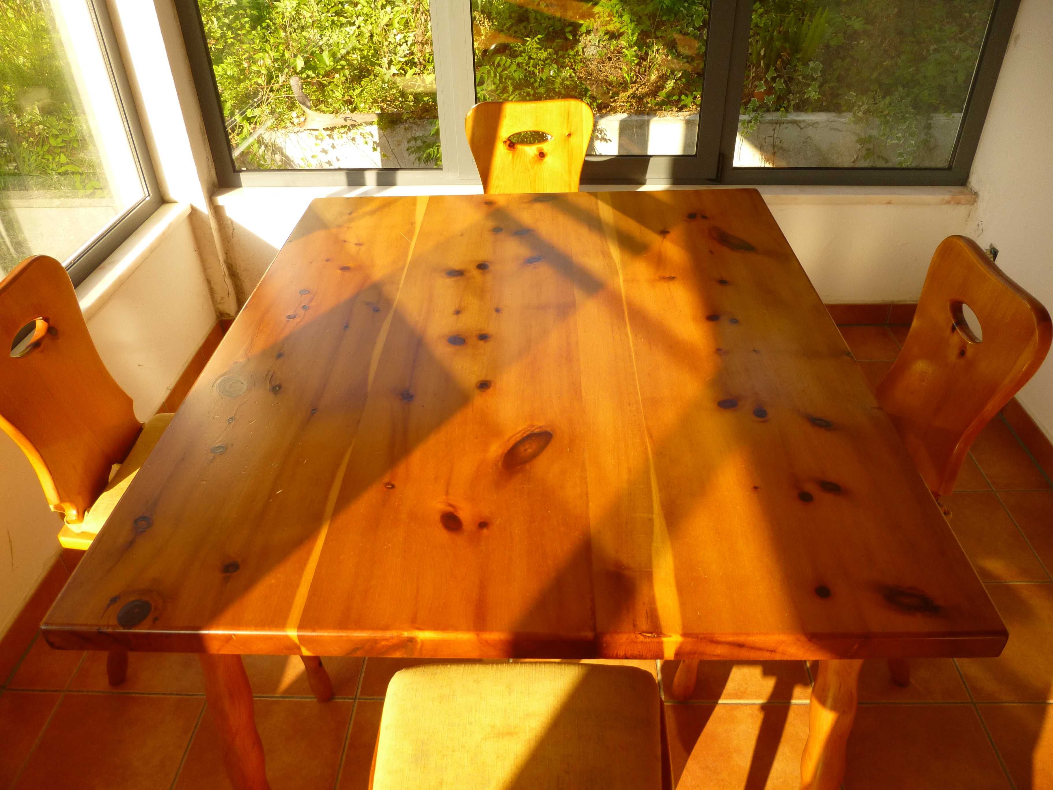 Mesa de jantar com 4 cadeiras em muito bom estado.