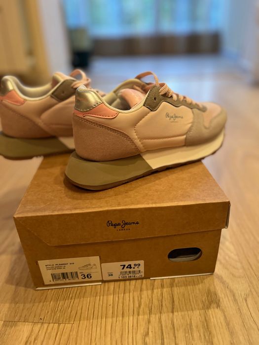 Взуття, одяг, кросівки