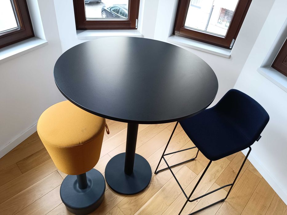 Wysoki czarny stół okrągły