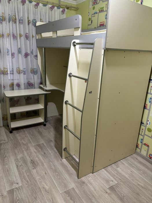 Продам дитяче двоповерхове ліжко, з шафою та навчальним столиком