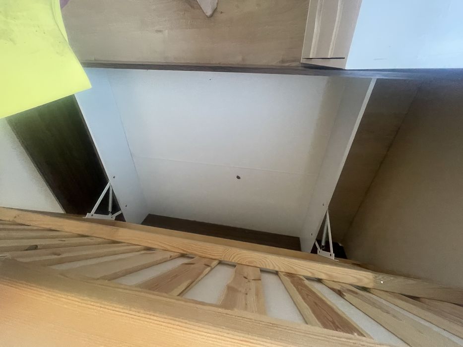 Łóżko 140 z pojemnikiem ma posciel