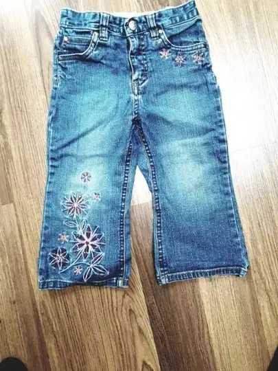 Śliczne spodnie dziecięce jeansowe z pięknym haftem. Rozm.92